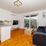 Apartmán Helles In Neubausiedlung Nur 500 Meter Zum Mit Meerblick, Waschmaschine Crikvenica