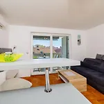 Apartamento Helles In Neubausiedlung Nur 500 Meter Zum Mit Meerblick, Waschmaschine Crikvenica