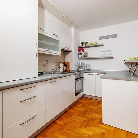 Helles In Neubausiedlung Nur 500 Meter Zum Mit Meerblick, Waschmaschine Apartman Crikvenica